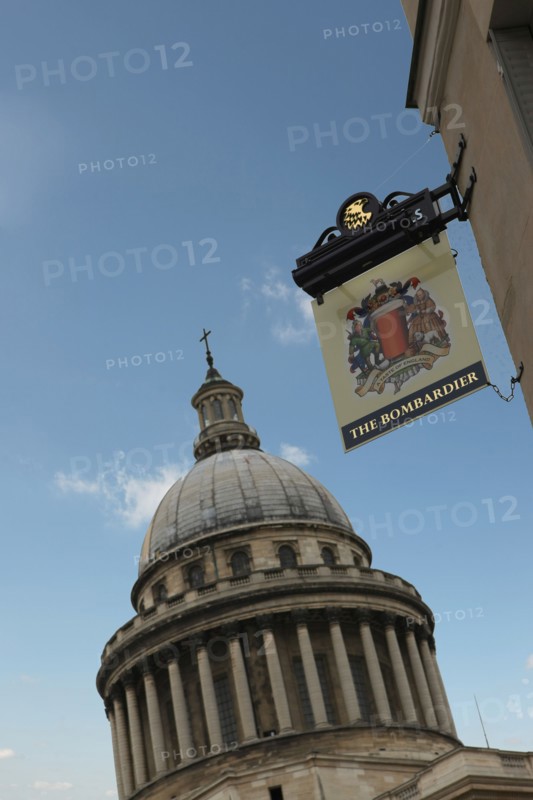 France, ile de france, paris 5e arrondissement, 2 place du pantheon, pub the bombardier, bar, grande bretagne.
Date : 2011-2012