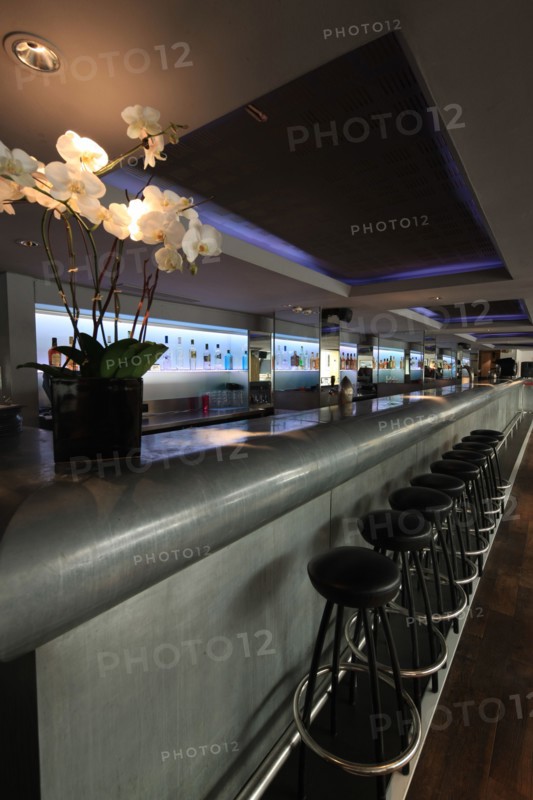 France, ile de france, paris 6e arrondissement, 82 rue mazarine, restaurant club l'alcazar, mezzanine, tables, verriere.
Date : 2011-2012