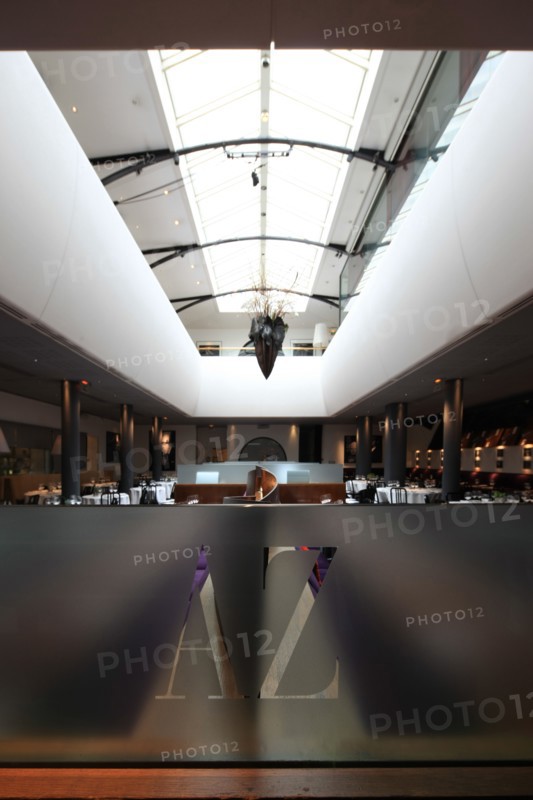 France, ile de france, paris 6e arrondissement, 82 rue mazarine, restaurant club l'alcazar, mezzanine, tables, verriere.
Date : 2011-2012