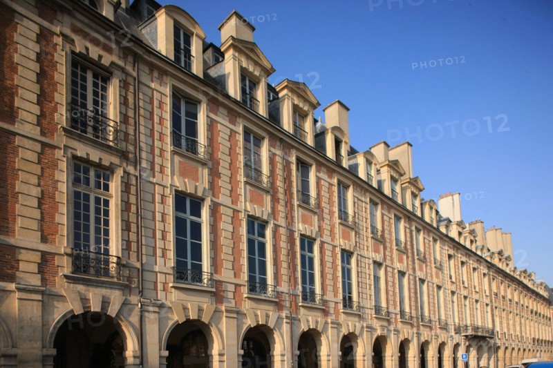 France, ile de france, paris 4e arrondissement, le marais, place des vosges, pavillons, du cote de l'hotel pierrard no9 a 17
Date : 2011-2012