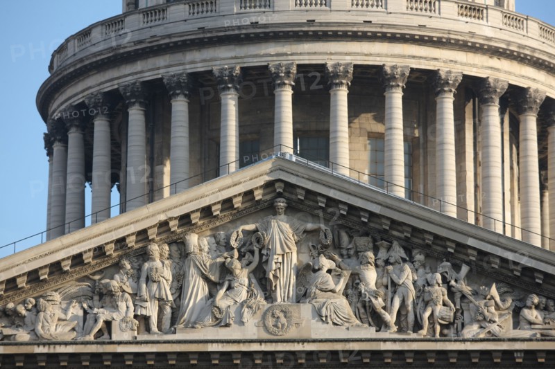 France, ile de france, paris 5e arrondissement, rue soufflot, pantheon, place des grands hommes, colonnade, fronton.
Date : 2011-2012.
Fronton sculpte par David d'Angers.