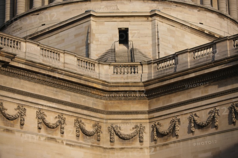 France, ile de france, paris 5e arrondissement, rue soufflot, pantheon, place des grands hommes, dome, detail escaliers .
Date : 2011-2012