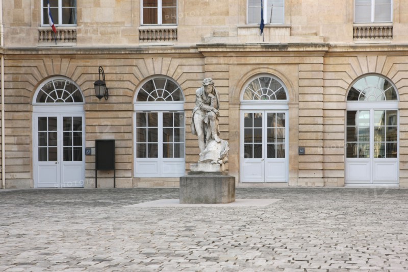 France, ile de france, paris 5e arrondissement, place marcellin berthelot, college de france, cour d'honneur, statue de champollion, enseignement.
Date : 2011-2012