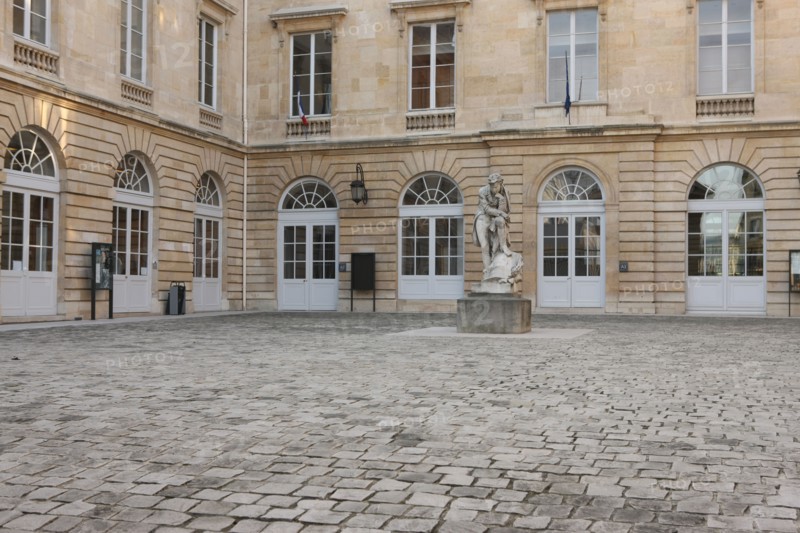 France, ile de france, paris 5e arrondissement, place marcellin berthelot, college de france, cour d'honneur, statue de champollion, enseignement.
Date : 2011-2012