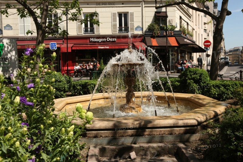 France, ile de france, paris 5e arrondissement, place de la contrescarpe, rue mouffetard, fontaine, terrasses de cafes.
Date : 2011-2012
