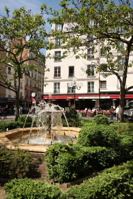 France, ile de france, paris 5e arrondissement, place de la contrescarpe, rue mouffetard, fontaine, terrasses de cafes.
Date : 2011-2012