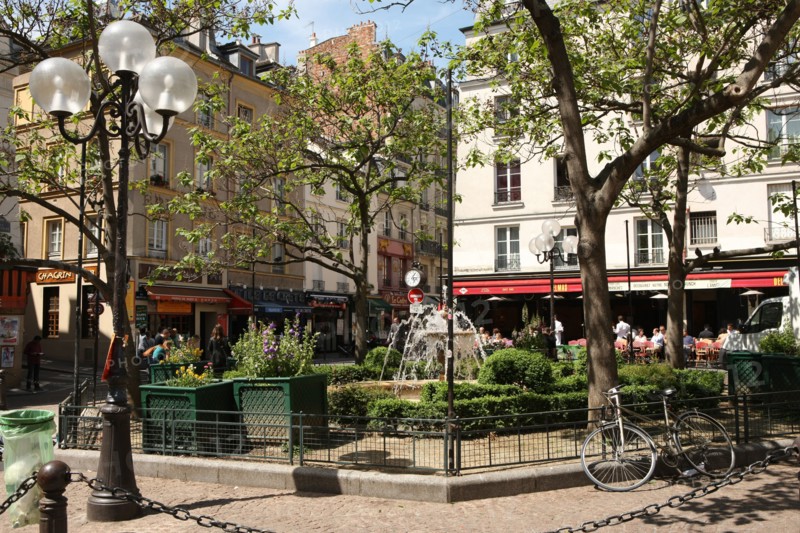 France, ile de france, paris 5e arrondissement, place de la contrescarpe, rue mouffetard, fontaine, terrasses de cafes.
Date : 2011-2012