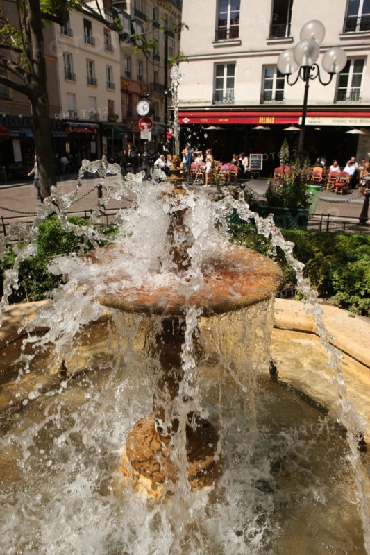 France, ile de france, paris 5e arrondissement, place de la contrescarpe, rue mouffetard, fontaine, terrasses de cafes.
Date : 2011-2012