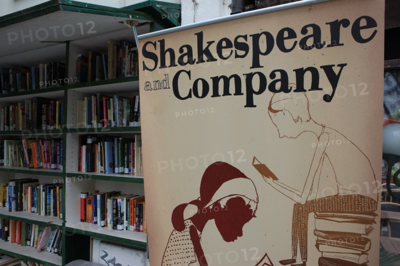 France, ile de france, paris 5e arrondissement, 1 rue de la bucherie, librairie shakespeare & co, livres, anglophones, litterature anglo saxonne, walt whitman.
Date : 2011-2012