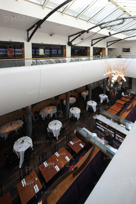 France, ile de france, paris 6e arrondissement, 82 rue mazarine, restaurant club l'alcazar, mezzanine, tables, verriere.
Date : 2011-2012