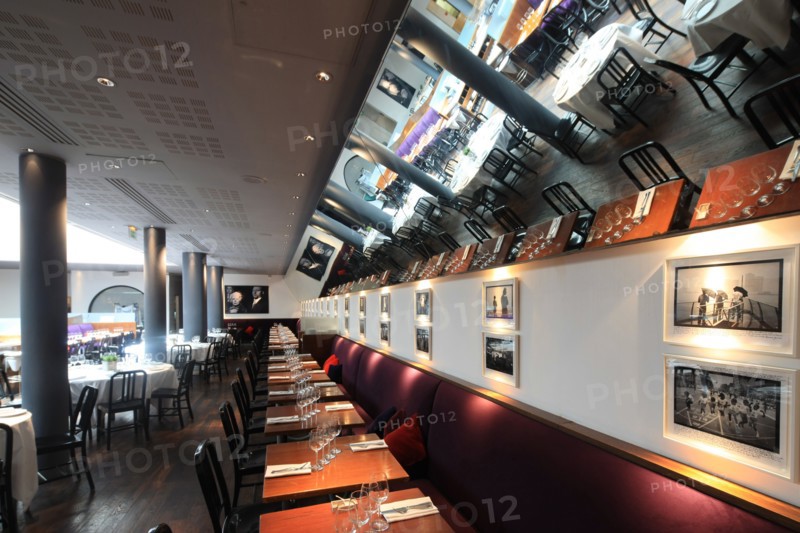 France, ile de france, paris 6e arrondissement, 82 rue mazarine, restaurant club l'alcazar, mezzanine, tables, verriere.
Date : 2011-2012