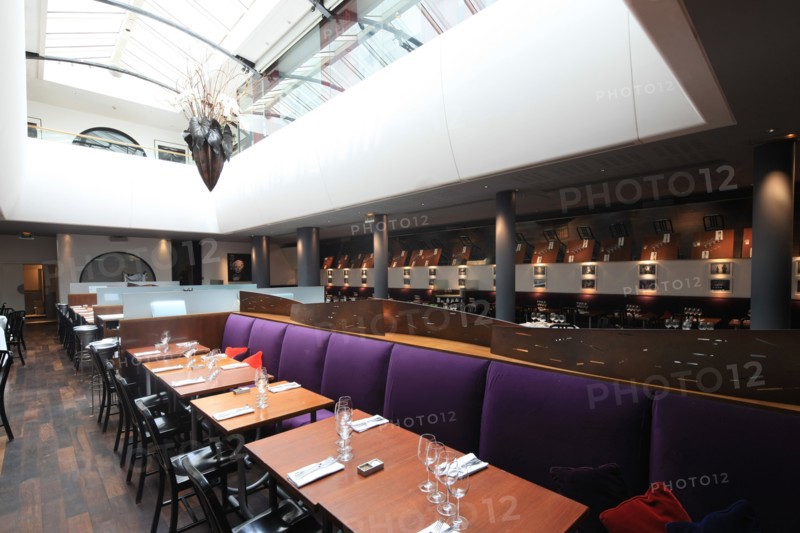 France, ile de france, paris 6e arrondissement, 82 rue mazarine, restaurant club l'alcazar, mezzanine, tables, verriere.
Date : 2011-2012