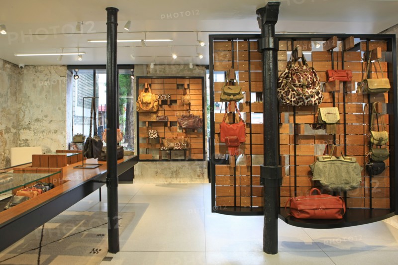 France, ile de france, paris 6e arrondissement, 1 rue jacob, boutique jerome dreyfuss, sacs, mode.
Date : 2011-2012