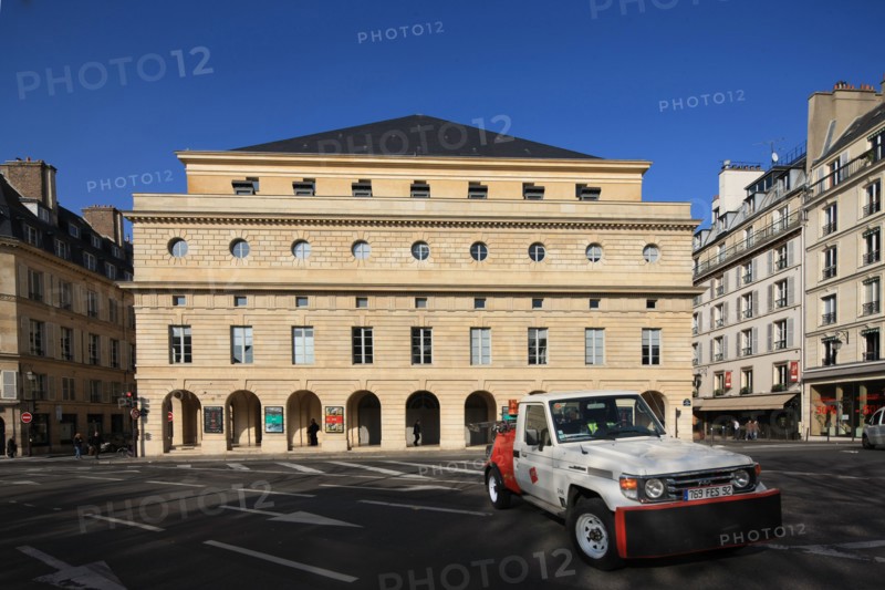 france, region ile de france, paris 6e arrondissement, rue de vaugirard, theatre de l'odeon, facade arriere, vehicule de fourriere, circulation.
Date : 2011-2012