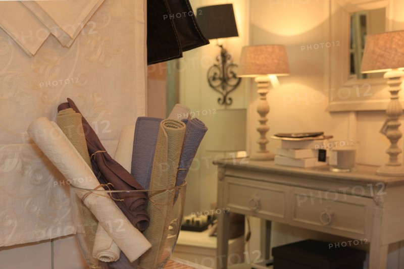 France, ile de france, paris 7e arrondissement, 102 rue du bac, boutique blanc d'ivoire, design, mobilier, decoration.
Date : 2011-2012