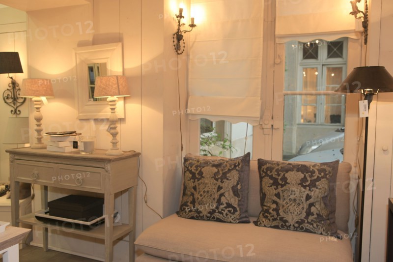 France, ile de france, paris 7e arrondissement, 102 rue du bac, boutique blanc d'ivoire, design, mobilier, decoration.
Date : 2011-2012