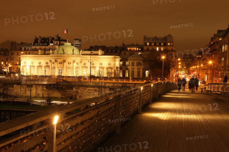 France, ile de france, paris 6e arrondissement, quai anatole france, palais de la legion d'honneur, hotel de salm, rotonde, nuit, passerelle leopold sedar senghor.
Date : 2011-2012