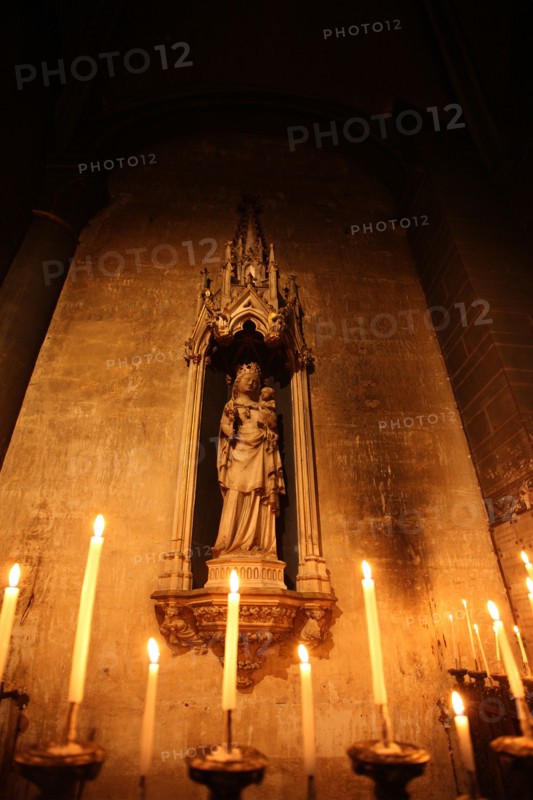 France, ile de france, paris 6e arrondissement, place saint germain des pres, eglise saint germain des pres, religion catholique, interieur, detail vierge a l'enfant dite notre dame de la consolation.
Date : 2011-2012
