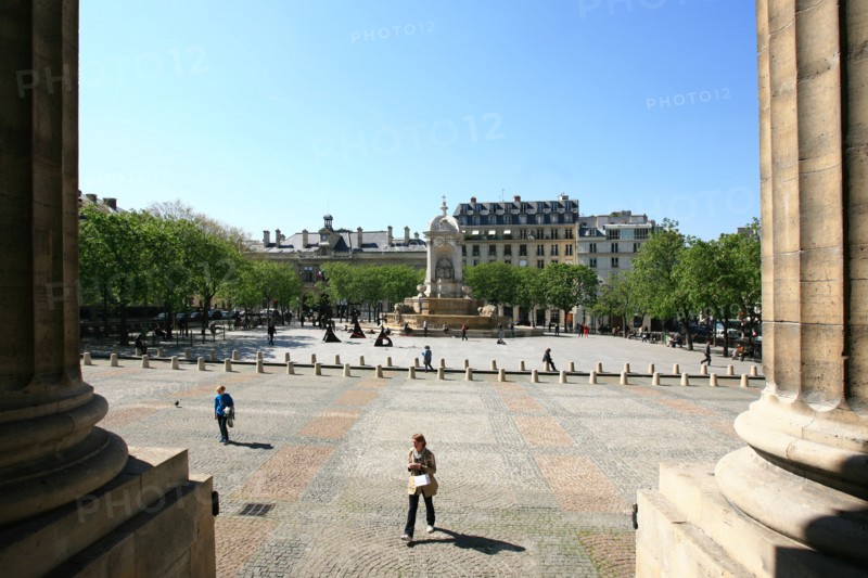 France, ile de france, paris 6e arrondissement, place saint sulpice, eglise saint sulpice, fontaine dite des point cardinaux;
Date : 2011-2012