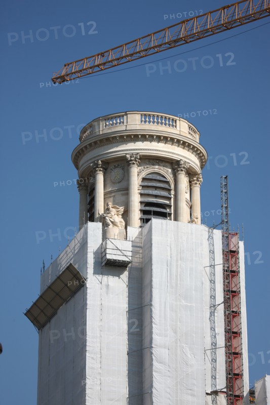 France, ile de france, paris 6e arrondissement, place saint sulpice, eglise saint sulpice, tour nord, travaux, pierre, detail sommet, restauration, echafaudage, baches.
Date : 2011-2012