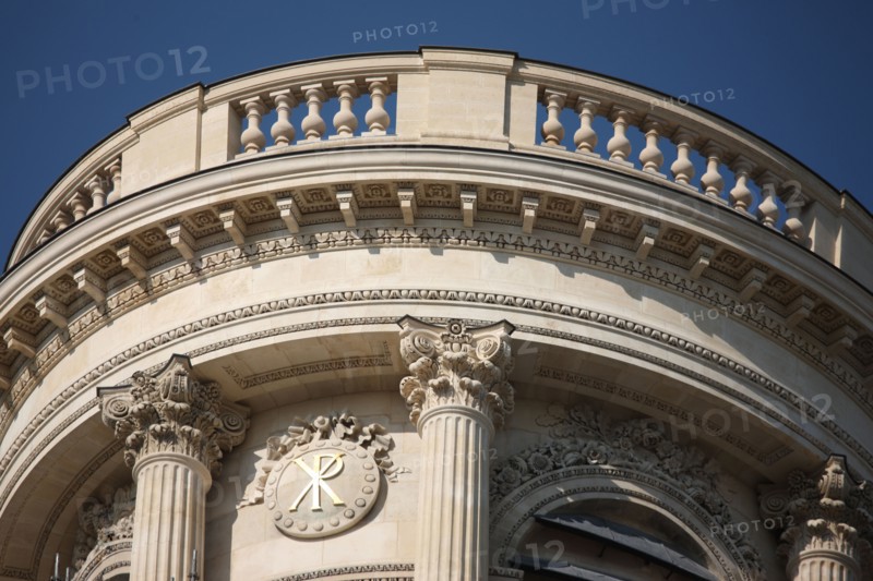 France, ile de france, paris 6e arrondissement, place saint sulpice, eglise saint sulpice, tour nord, travaux, pierre, detail sommet, restauration.
Date : 2011-2012