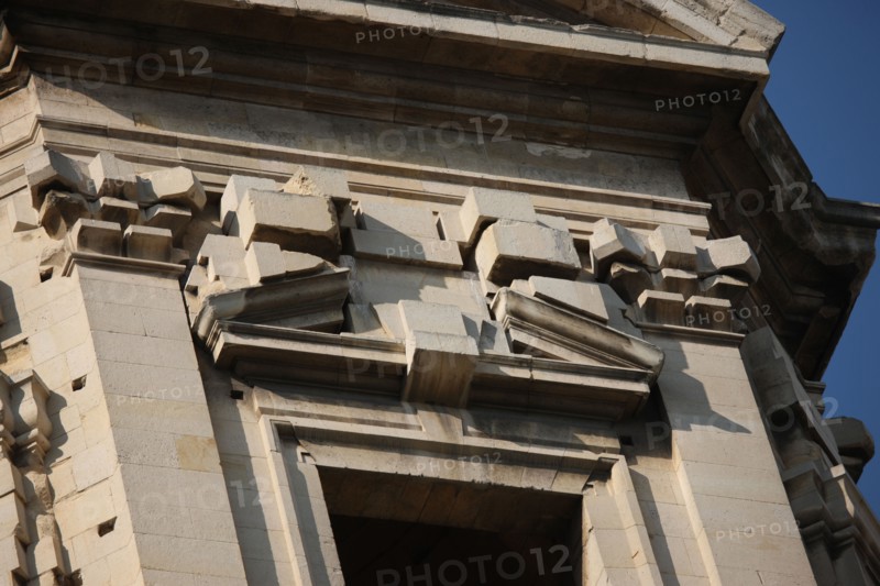 France, ile de france, paris 6e arrondissement, place saint sulpice, eglise saint sulpice, tour sud inachevee, travaux, pierre.
Date : 2011-2012