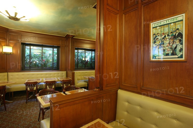 France, ile de france, paris 6e arrondissement, boulevard saint germain des pres, cafe de flore, sartre et beauvoir, table, restauration, brasserie, salle de l'etage
Date : 2011-2012