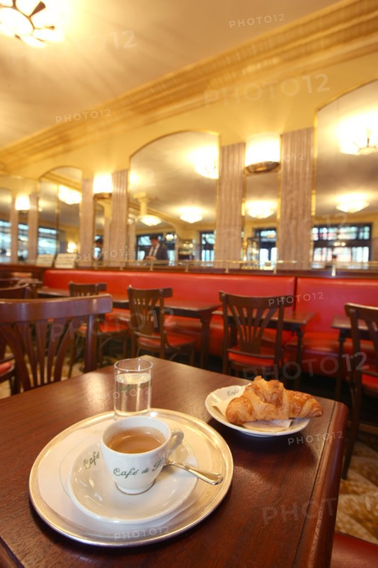 France, ile de france, paris 6e arrondissement, boulevard saint germain des pres, cafe de flore, sartre et beauvoir, table, restauration, brasserie, cafe, croissant.
Date : 2011-2012