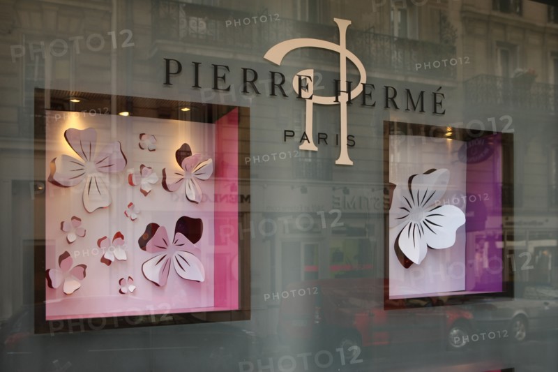 France, ile de france, paris 6e arrondissement, saint sulpice, 72 rue bonaparte, patisserie, boutique pierre herme.
Date : 2011-2012