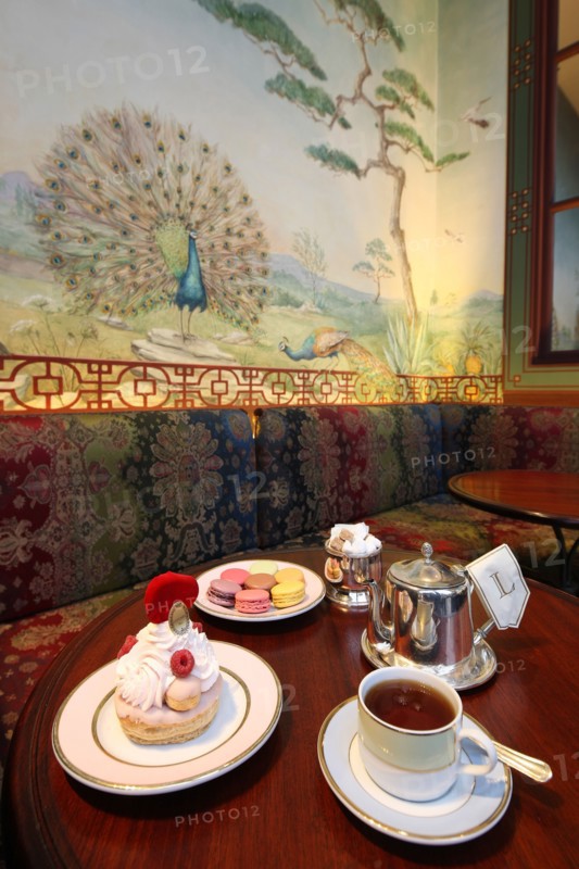France, ile de france, paris 6e arrondissement, 21 rue bonaparte, laduree, boutique, patisserie, salon de the, macarons, gastronomie.
Date : 2011-2012