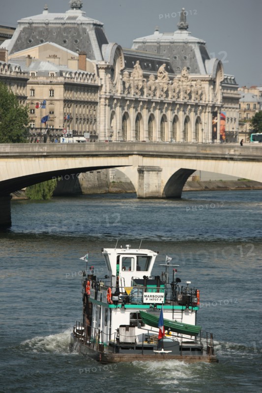 France, paris, bateau travaillant, transport fluvial, depuis le pont des arts, musee d'orsay.
Date : 2011-2012