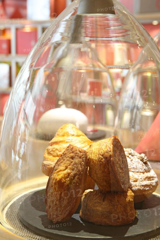 France, ile de france, paris 7e arrondissement, 93 rue du bac, la patisserie des reves, philippe conticini, gateaux, gastronomie.
Date : 2011-2012