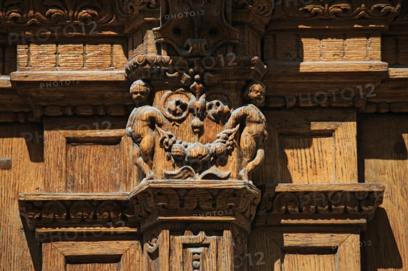 France, ile de france, paris 7e arrondissement, 14 rue vaneau, maison de 1835 neo renaissance, philibert delorme, architecture, decor, renovation, detail sculpture, porte.
Date : 2011-2012
