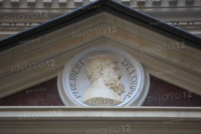 France, ile de france, paris 7e arrondissement, 14 rue vaneau, maison de 1835 neo renaissance, philibert delorme, architecture, decor, renovation, medaillon
Date : 2011-2012