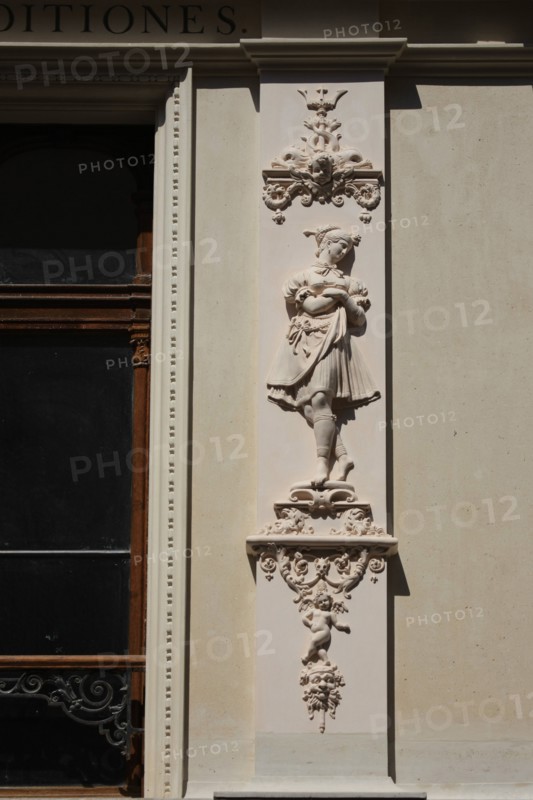 France, ile de france, paris 7e arrondissement, 14 rue vaneau, maison de 1835 neo renaissance, philibert delorme, architecture, decor, renovation, detail sculpture.
Date : 2011-2012