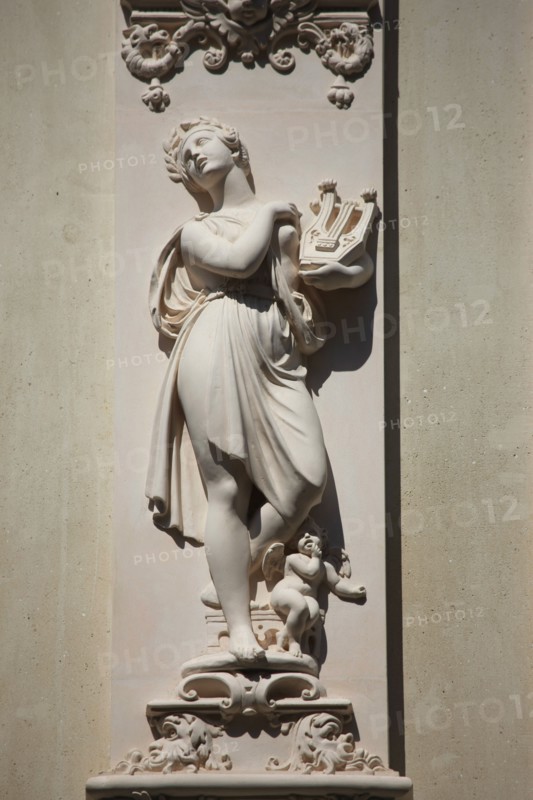 France, ile de france, paris 7e arrondissement, 14 rue vaneau, maison de 1835 neo renaissance, philibert delorme, architecture, decor, renovation, detail sculpture.
Date : 2011-2012