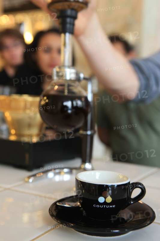 France, ile de france, paris 7e arrondissement, 47 rue de babylone, cafe coutume, cafe, bar, gastronomie.
Date : 2011-2012
