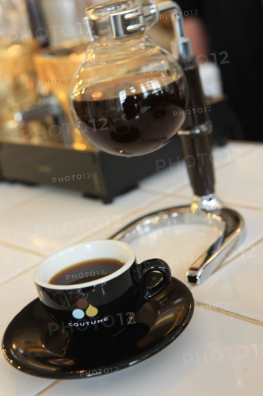 France, ile de france, paris 7e arrondissement, 47 rue de babylone, cafe coutume, cafe, bar, gastronomie.
Date : 2011-2012