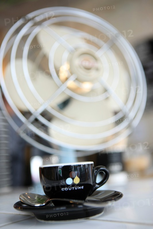 France, ile de france, paris 7e arrondissement, 47 rue de babylone, cafe coutume, cafe, bar, gastronomie.
Date : 2011-2012