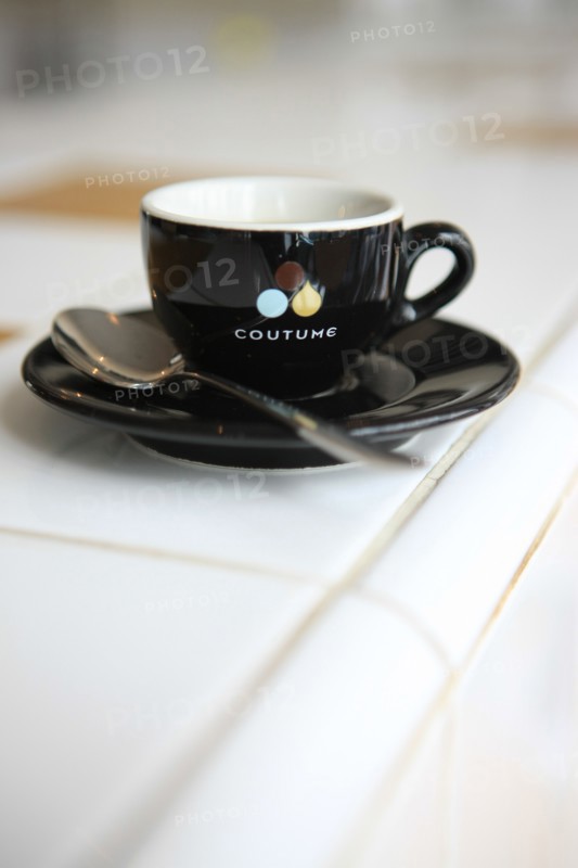 France, ile de france, paris 7e arrondissement, 47 rue de babylone, cafe coutume, cafe, bar, gastronomie.
Date : 2011-2012