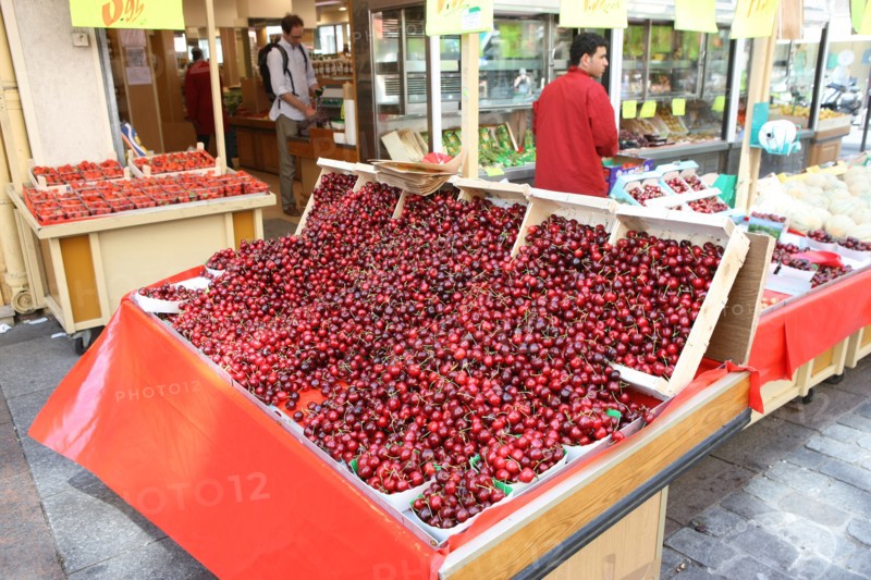 France, ile de france, paris, 7e arrondissement, rue cler, marche, fruits et legumes.
Date : 2011-2012