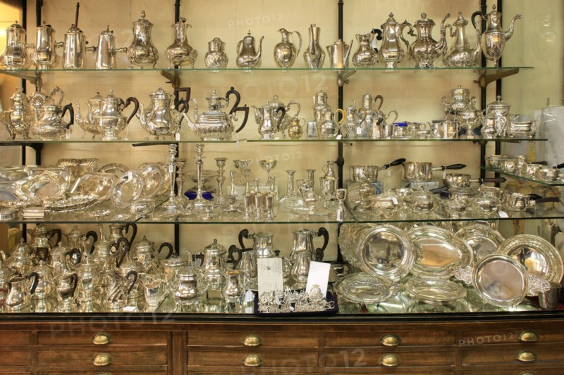 France, ile de france, paris 7e arrondissement, 108 rue du bac, boutique la mine d'argent, mobilier, decoration, argenterie, theieres et chandeliers.
Date : 2011-2012