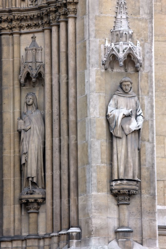 France, ile de france, paris 7e arrondissement,rue saint dominique, square samuel rousseau, basilique sainte clotilde, detail des statues entre les colonnes du portail

Date : 2011-2012