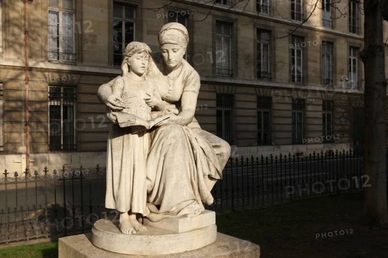 France, ile de france, paris 7e arrondissement,rue saint dominique, square samuel rousseau face a  la basilique sainte clotilde, l'education maternelle oeuvre du sculpteur eugene delaplanche

Date : 2011-2012