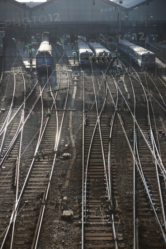 France, ile de france, paris 8e arrondissement, gare saint lazare, train, voies ferrees, sncf, rail,  place de l'europe

Date : 2011-2012