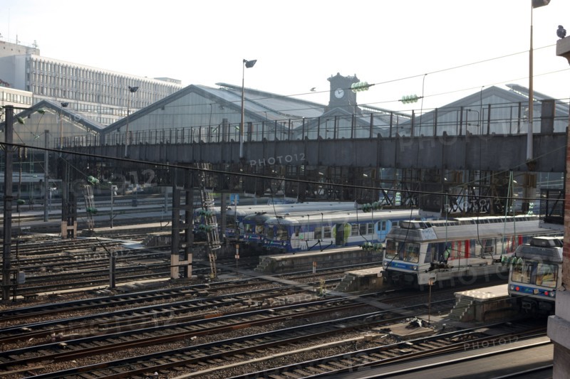 France, ile de france, paris 8e arrondissement, gare saint lazare, train, voies ferrees, sncf, rail,  place de l'europe

Date : 2011-2012