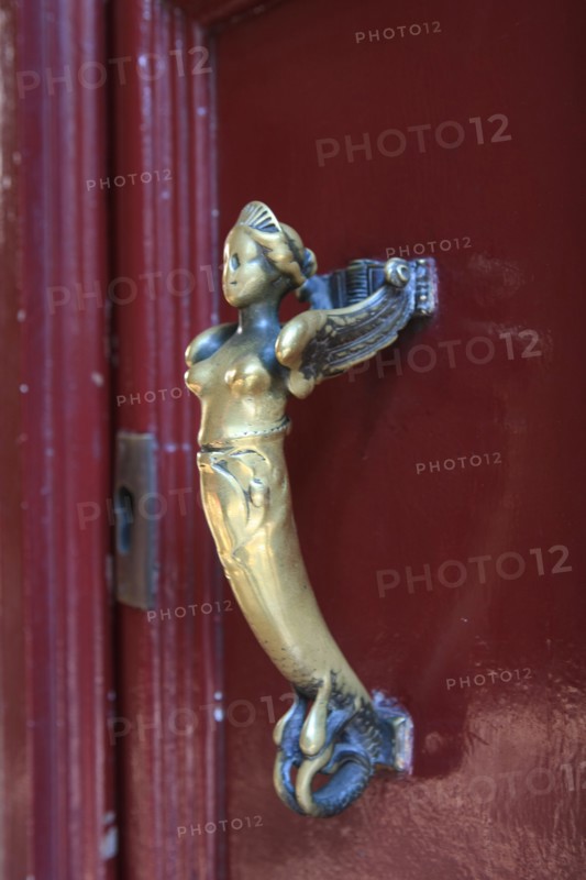 France, ile de france, paris 8e arrondissement, 7 rue tronchet, hotel de pourtales, club sfr, entree, couloir, decor mur, porte et son heurtoir

Date : 2011-2012