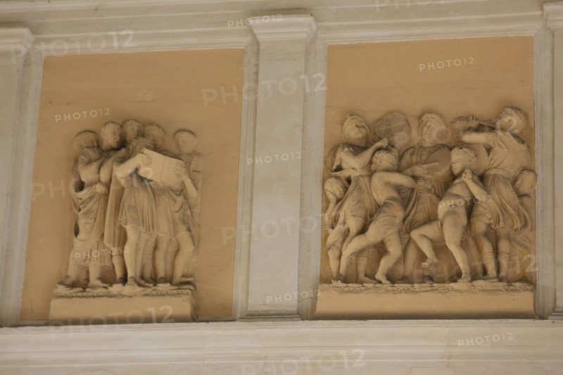 France, ile de france, paris 8e arrondissement, 7 rue tronchet, hotel de pourtales, club sfr, entree, couloir, decor mur

Date : 2011-2012