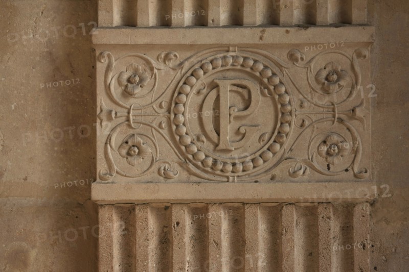 France, ile de france, paris 8e arrondissement, 7 rue tronchet, hotel de pourtales, club sfr, entree, couloir, decor mur, monogramme

Date : 2011-2012