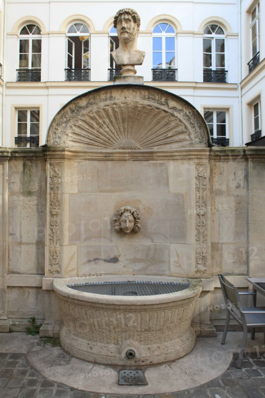France, ile de france, paris 8e arrondissement, 7 rue tronchet, hotel de pourtales, club sfr, entree, fontaine, decor mur

Date : 2011-2012